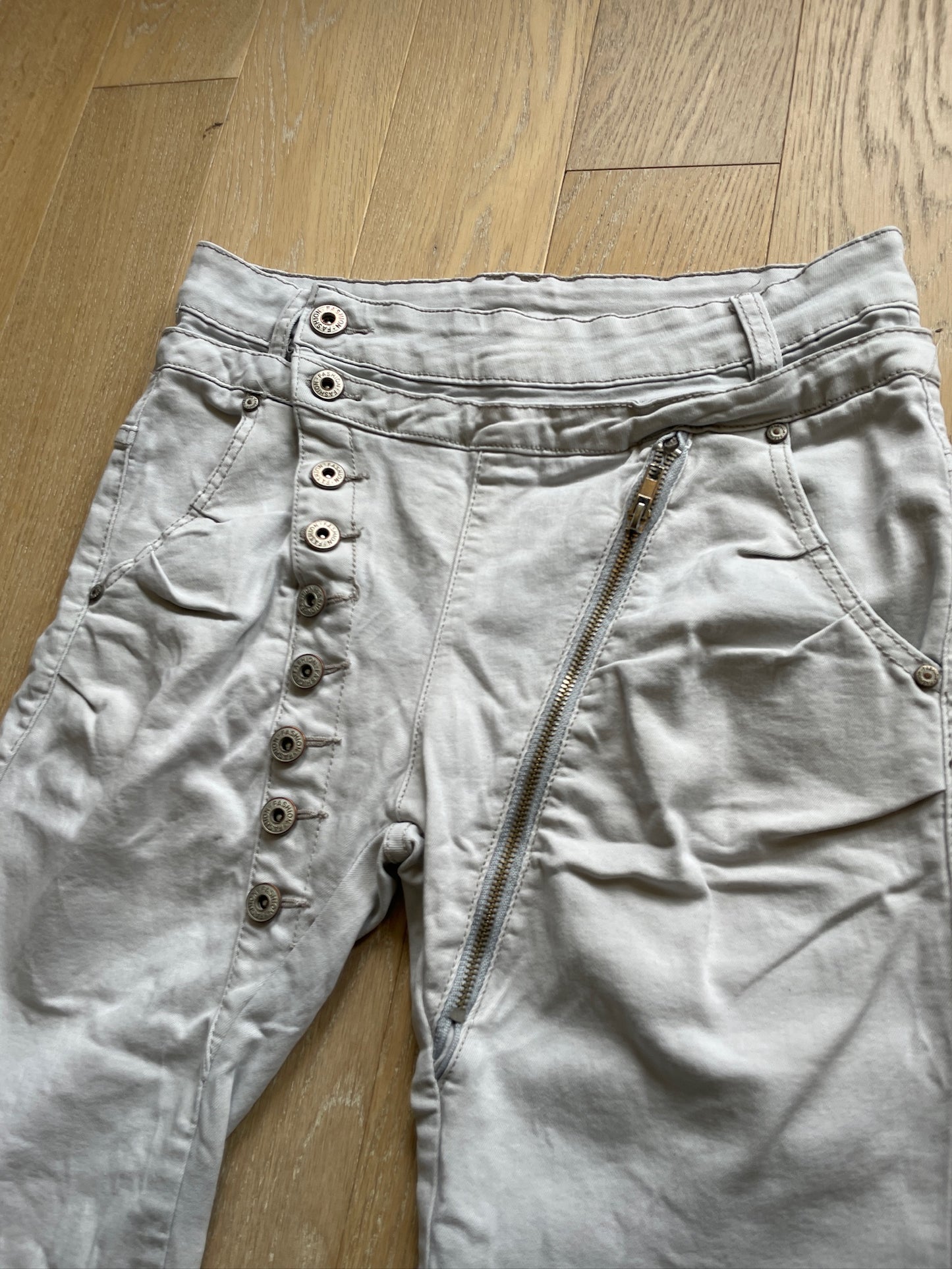 Vintage Capri Shorts with Zipper and Button Details